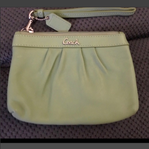 COACH GREEN SOFT LEATHER WRISTLET - Picture 4 of 6